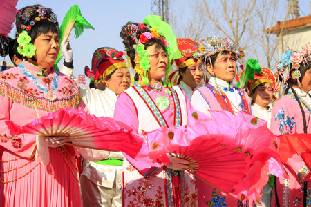 LUANNAN COUNTY - MARCH 1: traditional Chinese style yangko dance performances in the square, on march 1, 2015, Luannan County, Hebei province, Chinaのeditorial素材