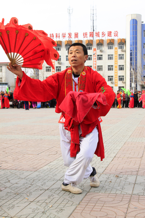 LUANNAN COUNTY - FEBRUARY 27: traditional Chinese style yangko dance performances in the square, on February 27, 2015, Luannan County, Hebei province, Chinaのeditorial素材