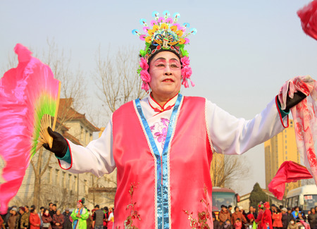 LUANNAN COUNTY - MARCH 2: traditional Chinese style yangko dance performances in the square, on march 2, 2015, Luannan County, Hebei province, Chinaのeditorial素材