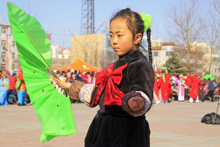 LUANNAN COUNTY - MARCH 4: traditional Chinese style yangko dance performances in the square, on march 4, 2015, Luannan County, Hebei province, Chinaのeditorial素材