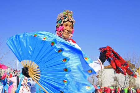 LUANNAN COUNTY - MARCH 3: traditional Chinese style yangko dance performances in the square, on march 3, 2015, Luannan County, Hebei province, Chinaのeditorial素材