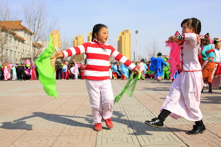 LUANNAN COUNTY - MARCH 5: traditional Chinese style yangko dance performances in the square, on march 5, 2015, Luannan County, Hebei province, Chinaのeditorial素材