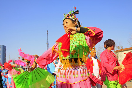 LUANNAN COUNTY - MARCH 4: traditional Chinese style yangko dance performances in the square, on march 4, 2015, Luannan County, Hebei province, Chinaのeditorial素材