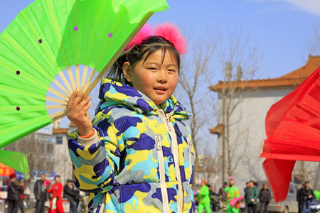 LUANNAN COUNTY - MARCH 4: traditional Chinese style yangko dance performances in the square, on march 4, 2015, Luannan County, Hebei province, Chinaのeditorial素材