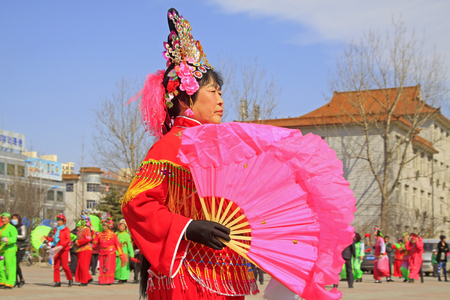 LUANNAN COUNTY - MARCH 4: traditional Chinese style yangko dance performances in the square, on march 4, 2015, Luannan County, Hebei province, Chinaのeditorial素材