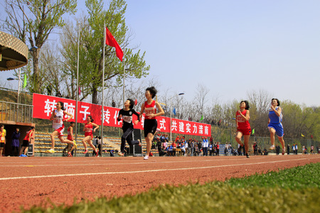 LUANNAN COUNTY - APRIL 14: Women's 100 meter race scene at the athletics meeting, April 14, 2015, Luannan County, Hebei Province, Chinaのeditorial素材