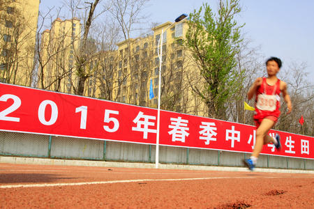 LUANNAN COUNTY - APRIL 15: long-distance runner ready to start, April 15, 2015, Luannan County, Hebei Province, Chinaのeditorial素材