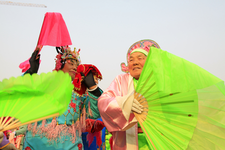 LUANNAN COUNTY - MARCH 7: traditional Chinese style yangko dance performances in the square, on march 7, 2015, Luannan County, Hebei province, Chinaのeditorial素材