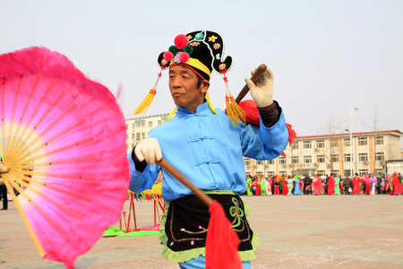 LUANNAN COUNTY - MARCH 7: traditional Chinese style yangko dance performances in the square, on march 7, 2015, Luannan County, Hebei province, Chinaのeditorial素材