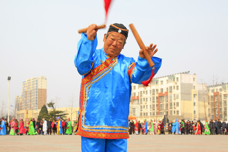 LUANNAN COUNTY - MARCH 7: traditional Chinese style yangko dance performances in the square, on march 7, 2015, Luannan County, Hebei province, Chinaのeditorial素材