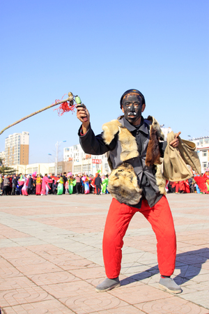 LUANNAN COUNTY - MARCH 1: traditional Chinese style yangko dance performances in the square, on march 1, 2015, Luannan County, Hebei province, Chinaのeditorial素材