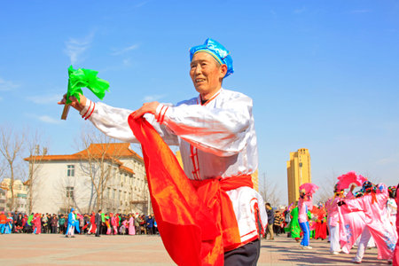 LUANNAN COUNTY - MARCH 4: traditional Chinese style yangko dance performances in the square, on march 4, 2015, Luannan County, Hebei province, Chinaのeditorial素材