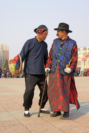 LUANNAN COUNTY - MARCH 6: traditional Chinese style yangko dance performances in the square, on march 6, 2015, Luannan County, Hebei province, Chinaのeditorial素材