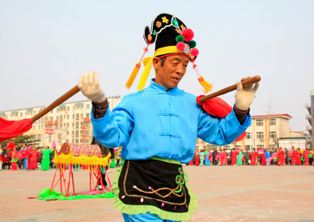 LUANNAN COUNTY - MARCH 7: traditional Chinese style yangko dance performances in the square, on march 7, 2015, Luannan County, Hebei province, Chinaのeditorial素材