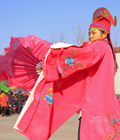 LUANNAN COUNTY - MARCH 4: traditional Chinese style yangko dance performances in the square, on march 4, 2015, Luannan County, Hebei province, Chinaのeditorial素材