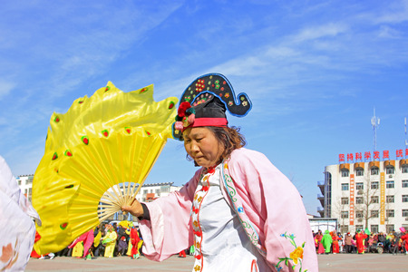LUANNAN COUNTY - MARCH 4: traditional Chinese style yangko dance performances in the square, on march 4, 2015, Luannan County, Hebei province, Chinaのeditorial素材