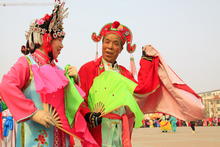 LUANNAN COUNTY - MARCH 7: traditional Chinese style yangko dance performances in the square, on march 7, 2015, Luannan County, Hebei province, Chinaのeditorial素材