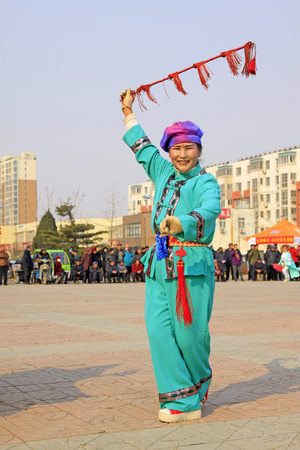 LUANNAN COUNTY - MARCH 6: traditional Chinese style yangko dance performances in the square, on march 6, 2015, Luannan County, Hebei province, Chinaのeditorial素材