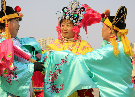 LUANNAN COUNTY - MARCH 6: traditional Chinese style yangko dance performances in the square, on march 6, 2015, Luannan County, Hebei province, Chinaのeditorial素材