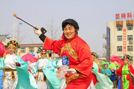 LUANNAN COUNTY - MARCH 6: traditional Chinese style yangko dance performances in the square, on march 6, 2015, Luannan County, Hebei province, Chinaのeditorial素材