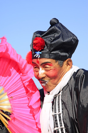 LUANNAN COUNTY - MARCH 1: traditional Chinese style yangko dance performances in the square, on march 1, 2015, Luannan County, Hebei province, Chinaのeditorial素材