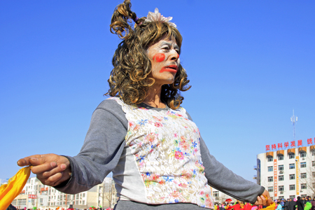 LUANNAN COUNTY - MARCH 1: traditional Chinese style yangko dance performances in the square, on march 1, 2015, Luannan County, Hebei province, Chinaのeditorial素材
