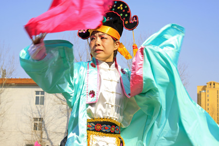 LUANNAN COUNTY - MARCH 1: traditional Chinese style yangko dance performances in the square, on march 1, 2015, Luannan County, Hebei province, Chinaのeditorial素材