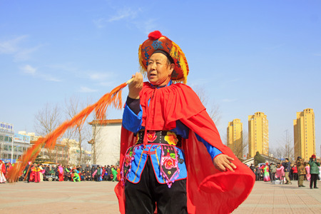 LUANNAN COUNTY - MARCH 4: traditional Chinese style yangko dance performances in the square, on march 4, 2015, Luannan County, Hebei province, Chinaのeditorial素材