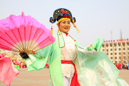 LUANNAN COUNTY - MARCH 7: traditional Chinese style yangko dance performances in the square, on march 7, 2015, Luannan County, Hebei province, Chinaのeditorial素材