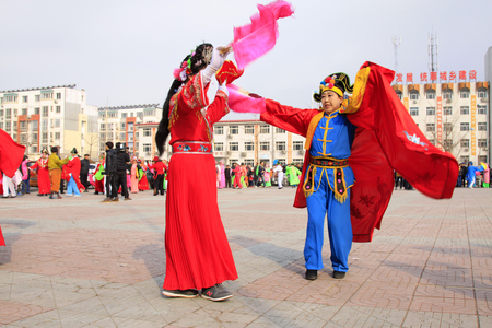 LUANNAN COUNTY - FEBRUARY 26: people watching a Chinese traditional style yangko dance in the square, on February 26, 2015, Luannan County, Hebei province, Chinaのeditorial素材