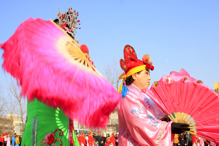 LUANNAN COUNTY - MARCH 1: traditional Chinese style yangko dance performances in the square, on march 1, 2015, Luannan County, Hebei province, Chinaのeditorial素材