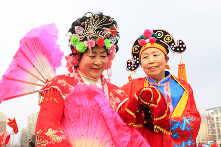 LUANNAN COUNTY - FEBRUARY 26: traditional Chinese style yangko dance performances in the square, on February 26, 2015, Luannan County, Hebei province, Chinaのeditorial素材
