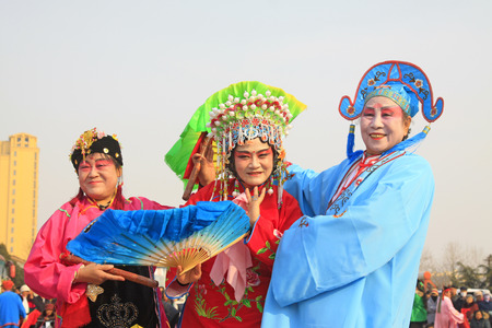 LUANNAN COUNTY - MARCH 2: traditional Chinese style yangko dance performances in the square, on march 2, 2015, Luannan County, Hebei province, Chinaのeditorial素材