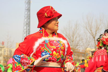 LUANNAN COUNTY - MARCH 2: traditional Chinese style yangko dance performances in the square, on march 2, 2015, Luannan County, Hebei province, Chinaのeditorial素材