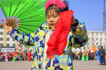 LUANNAN COUNTY - MARCH 4: traditional Chinese style yangko dance performances in the square, on march 4, 2015, Luannan County, Hebei province, Chinaのeditorial素材