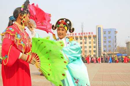 LUANNAN COUNTY - MARCH 7: traditional Chinese style yangko dance performances in the square, on march 7, 2015, Luannan County, Hebei province, Chinaのeditorial素材