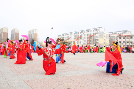 LUANNAN COUNTY - FEBRUARY 26: people watching a Chinese traditional style yangko dance in the square, on February 26, 2015, Luannan County, Hebei province, Chinaのeditorial素材