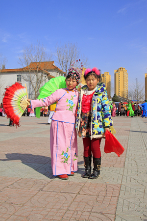 LUANNAN COUNTY - MARCH 4: traditional Chinese style yangko dance performances in the square, on march 4, 2015, Luannan County, Hebei province, Chinaのeditorial素材