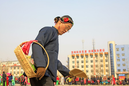 LUANNAN COUNTY - MARCH 6: traditional Chinese style yangko dance performances in the square, on march 6, 2015, Luannan County, Hebei province, Chinaのeditorial素材