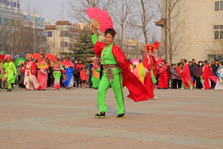 LUANNAN COUNTY - MARCH 6: traditional Chinese style yangko dance performances in the square, on march 6, 2015, Luannan County, Hebei province, Chinaのeditorial素材