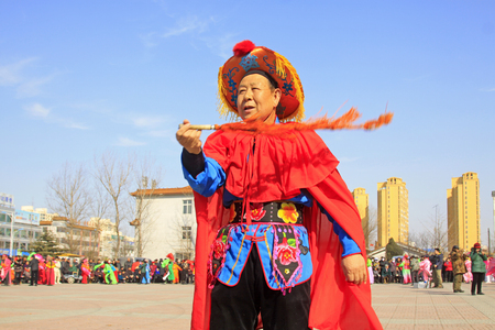 LUANNAN COUNTY - MARCH 4: traditional Chinese style yangko dance performances in the square, on march 4, 2015, Luannan County, Hebei province, Chinaのeditorial素材