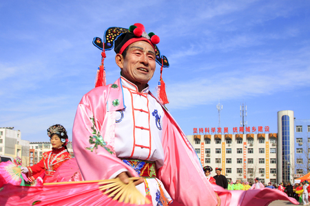 LUANNAN COUNTY - MARCH 4: traditional Chinese style yangko dance performances in the square, on march 4, 2015, Luannan County, Hebei province, Chinaのeditorial素材