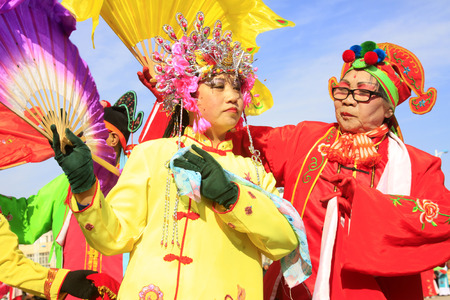 LUANNAN COUNTY - MARCH 4: traditional Chinese style yangko dance performances in the square, on march 4, 2015, Luannan County, Hebei province, Chinaのeditorial素材