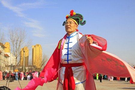 LUANNAN COUNTY - MARCH 4: traditional Chinese style yangko dance performances in the square, on march 4, 2015, Luannan County, Hebei province, Chinaのeditorial素材