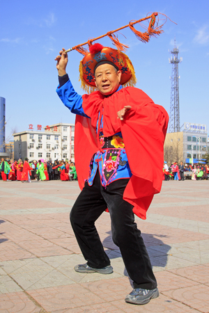 LUANNAN COUNTY - MARCH 4: traditional Chinese style yangko dance performances in the square, on march 4, 2015, Luannan County, Hebei province, Chinaのeditorial素材