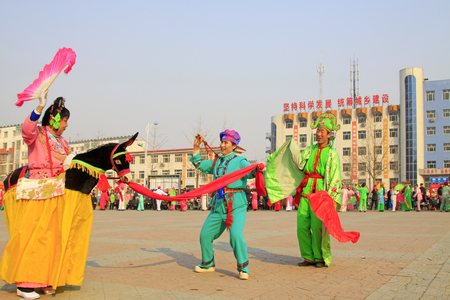 LUANNAN COUNTY - MARCH 6: traditional Chinese style yangko dance performances in the square, on march 6, 2015, Luannan County, Hebei province, Chinaのeditorial素材