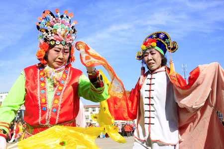 LUANNAN COUNTY - MARCH 4: traditional Chinese style yangko dance performances in the square, on march 4, 2015, Luannan County, Hebei province, Chinaのeditorial素材