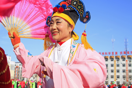 LUANNAN COUNTY - MARCH 4: traditional Chinese style yangko dance performances in the square, on march 4, 2015, Luannan County, Hebei province, Chinaのeditorial素材
