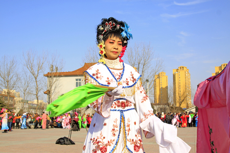 LUANNAN COUNTY - MARCH 4: traditional Chinese style yangko dance performances in the square, on march 4, 2015, Luannan County, Hebei province, Chinaのeditorial素材
