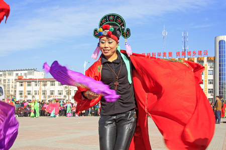 LUANNAN COUNTY - MARCH 4: traditional Chinese style yangko dance performances in the square, on march 4, 2015, Luannan County, Hebei province, Chinaのeditorial素材
